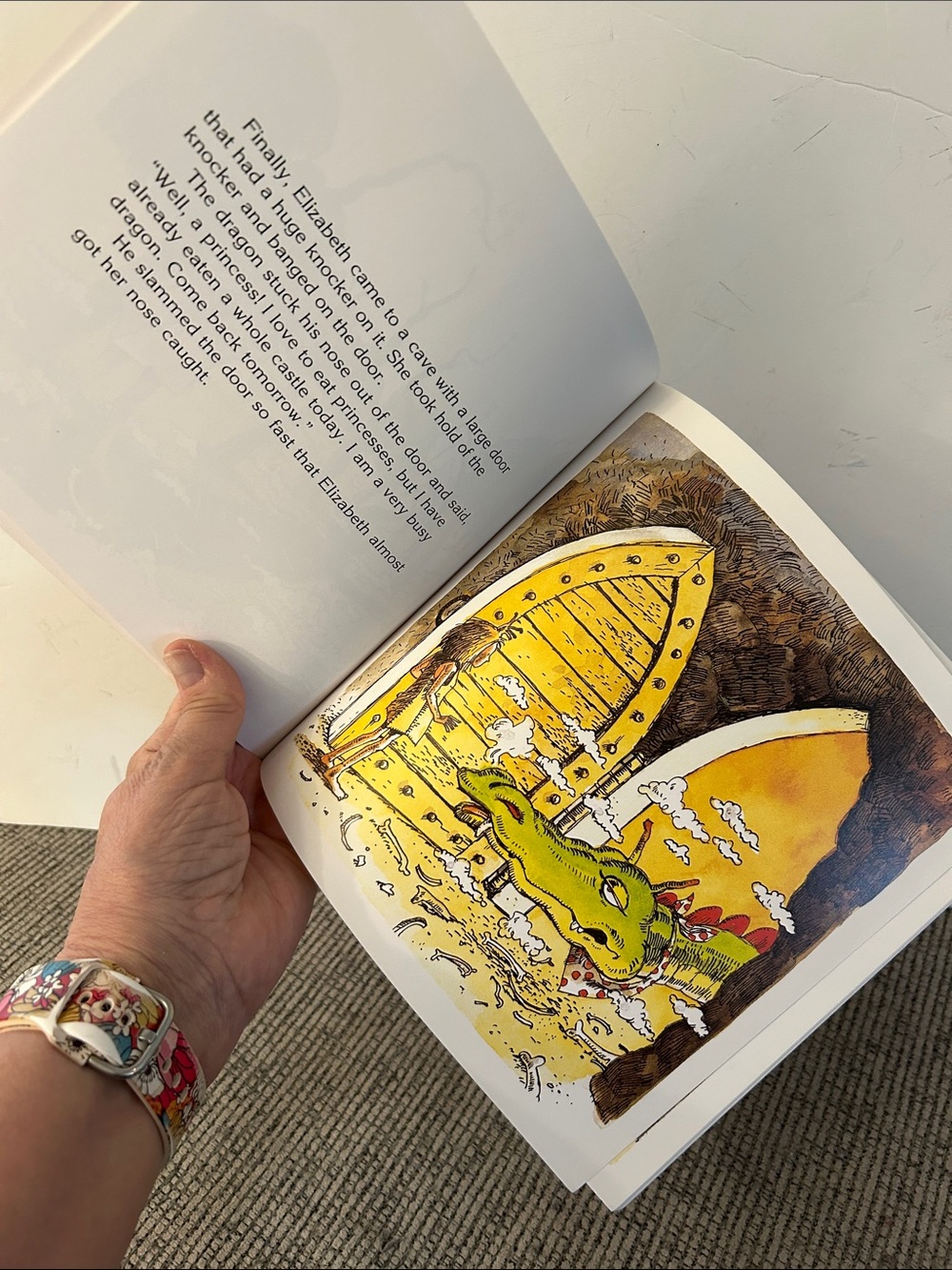 The Paper Bag Princess Children’s Book - by Robert Munsch girl dragon classic - Picture 6 of 8